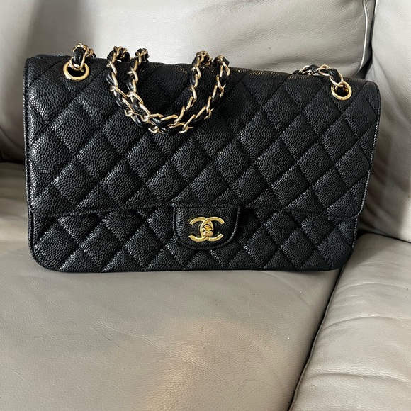 CHANEL bag hasn’t been used in good condition - Picture 1 of 10